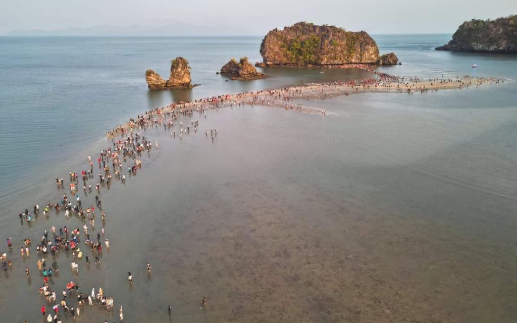 Fenomena ‘laut Terbelah Di Langkawi Tarik 3 000 Pengunjung Malaysia