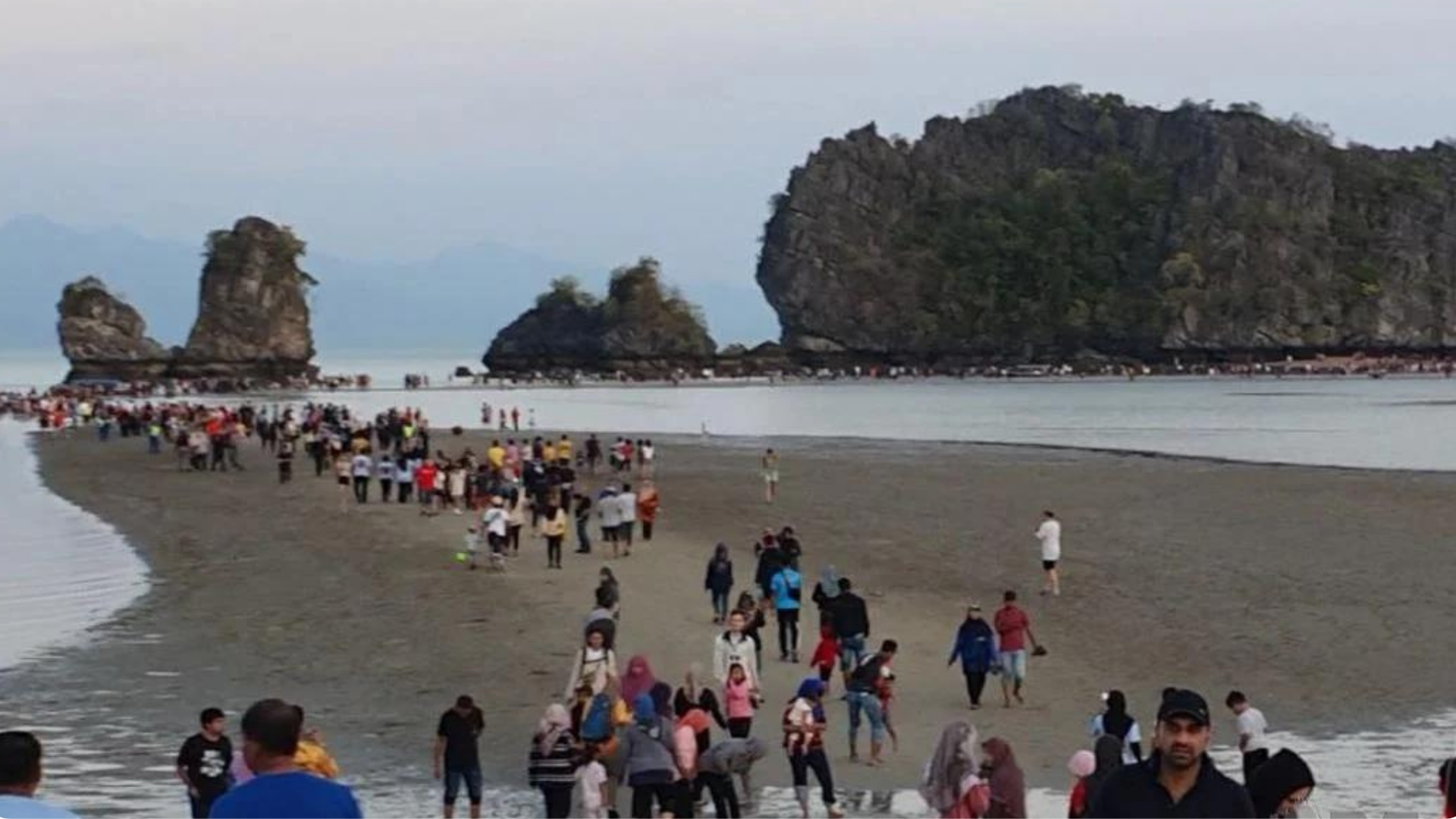 Fenomena ‘laut Terbelah Di Langkawi Tarik 3 000 Pengunjung Malaysia