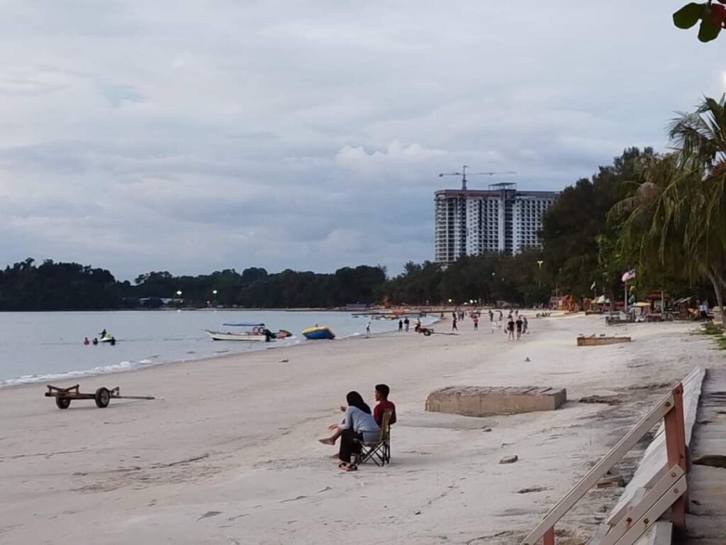 Rasa tenang di pantai Teluk Kemang tanpa khemah biru