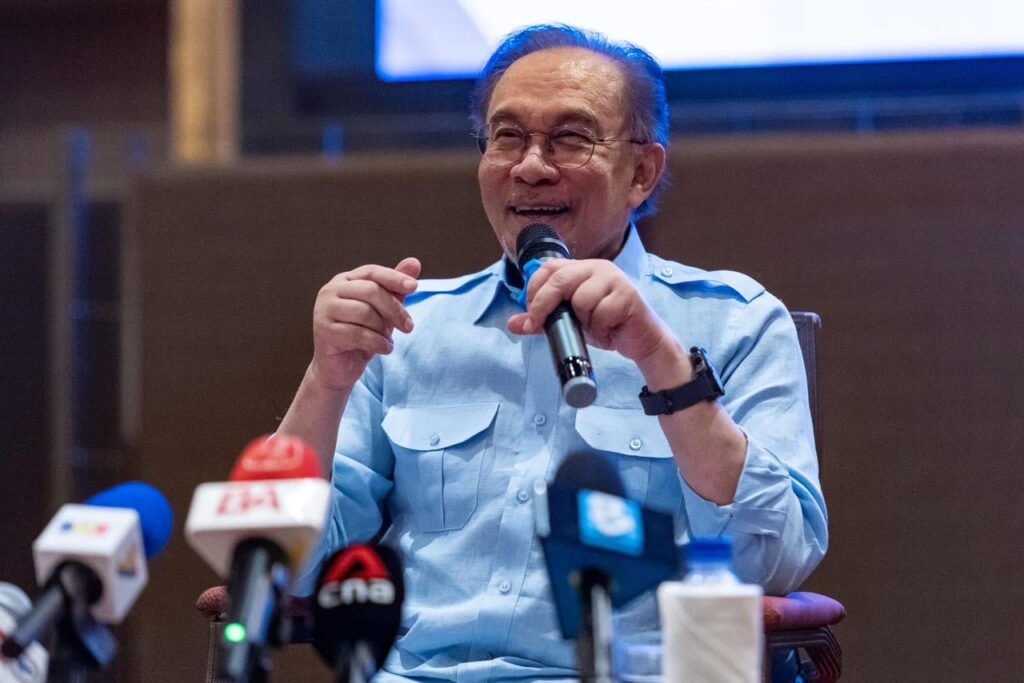 Media penting dalam roh demokrasi negara – Anwar