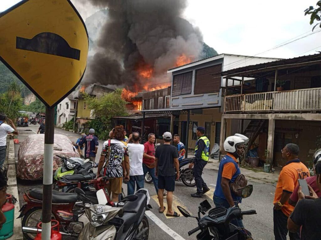 Tiga Rumah Musnah Terbakar di Kampung Melayu Wira Damai