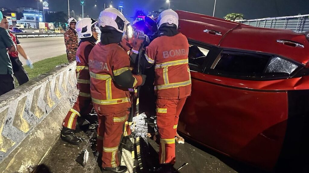 Tiga Maut, Kereta Terbabas Langgar Pembahagi Jalan