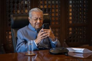 Payung Besar Melayu, Jarum Halus Bunuh UMNO – Puad