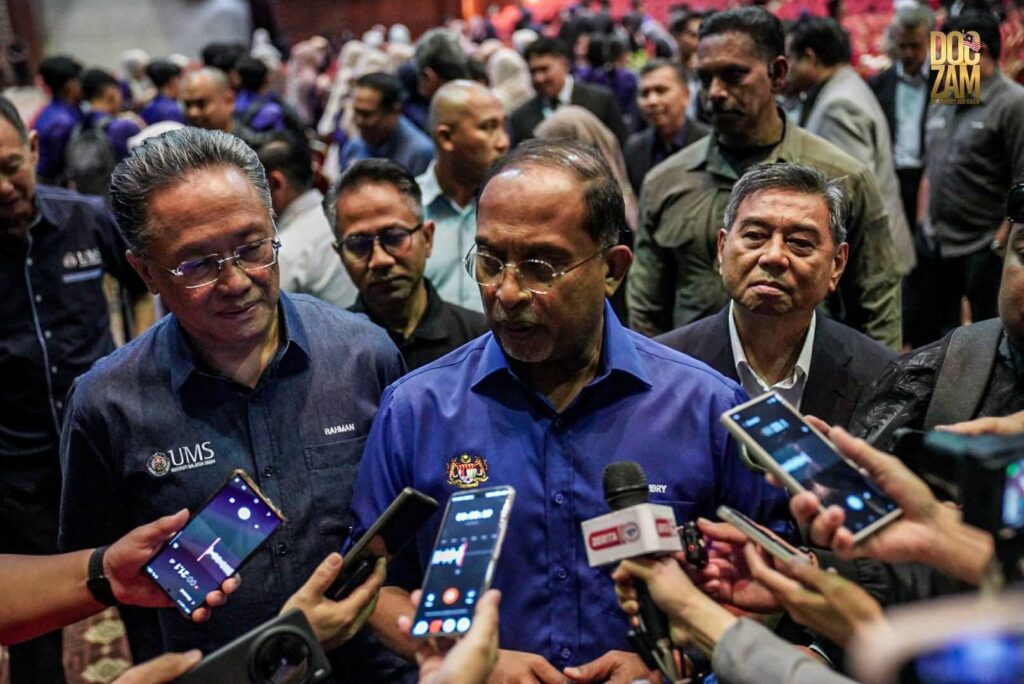 Dr Zambry Tekankan Jati Diri Mahasiswa, Komitmen Selesai Krisis Air UMS