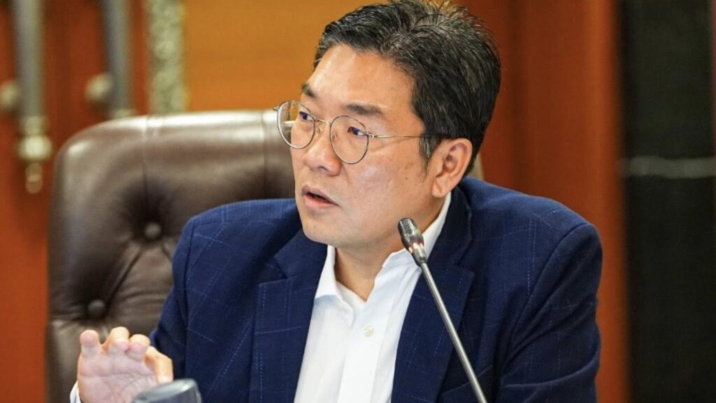 Sim Tze Tzin Puji Keputusan Kerajaan Tangguh E-Invois untuk Peniaga Kecil