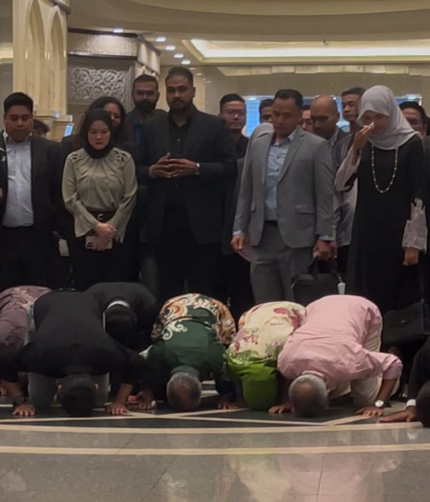 Syed Saddiq Sekeluarga Sujud Syukur Usai Menang Kes Rayuan