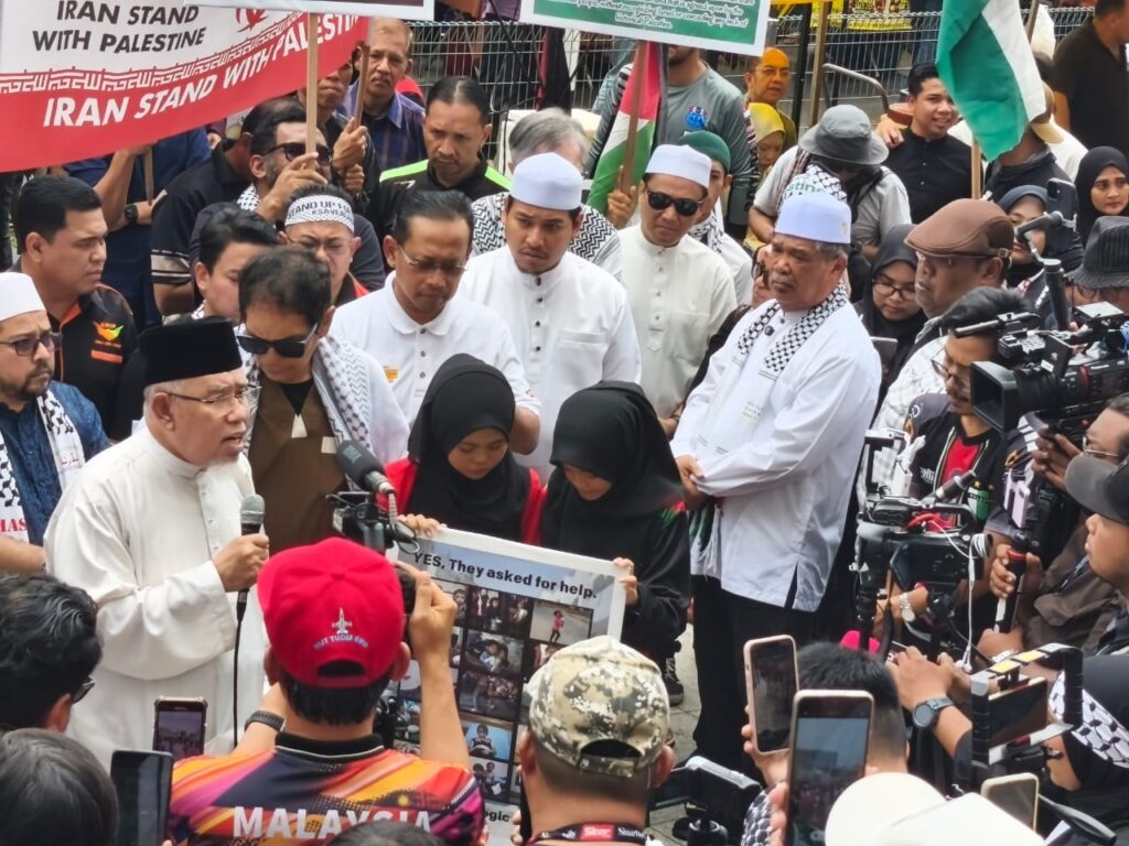 Down Down Israel, Hey Donald Trump dilaung dalam Himpunan Tolak Perang