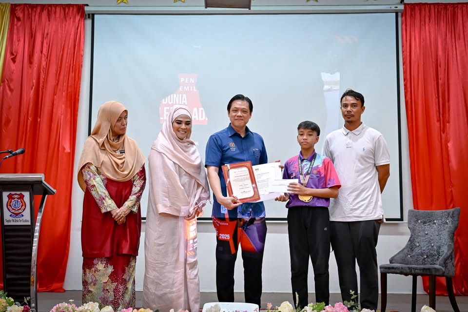 Juara Sukan Kasut Roda Dunia Terima Sumbangan PM