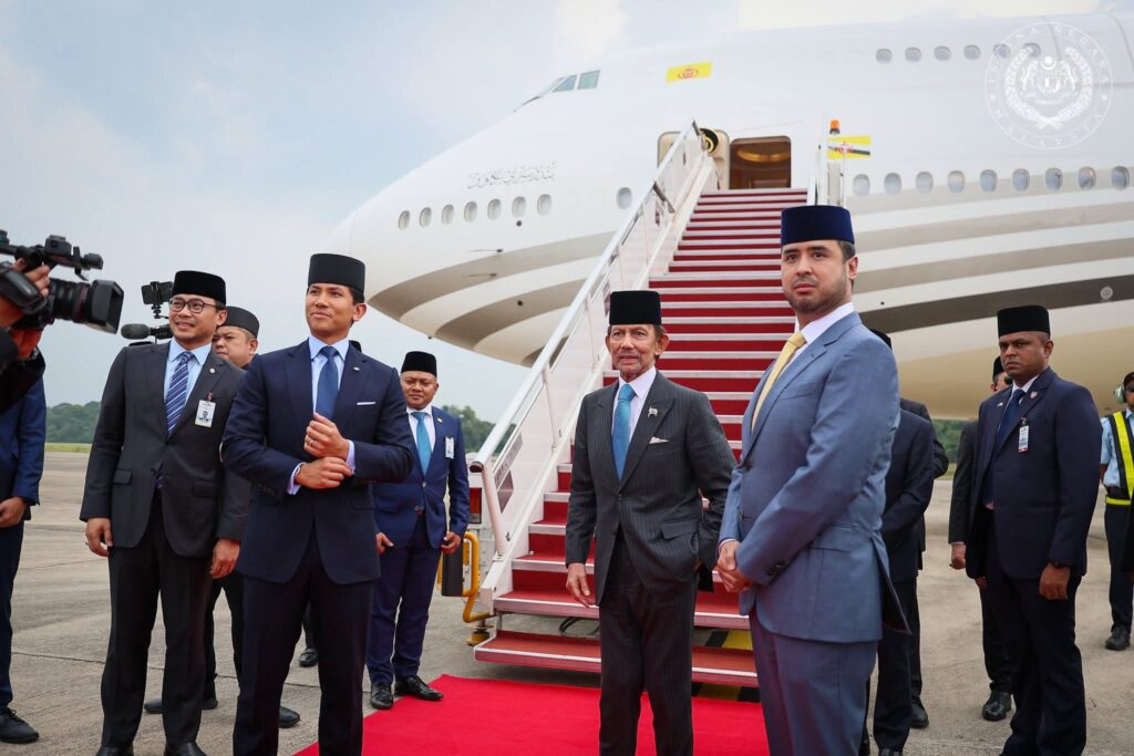Sultan Brunei Berangkat Pulang, Tunku Temenggong Johor Iringi Keberangkatan Diraja