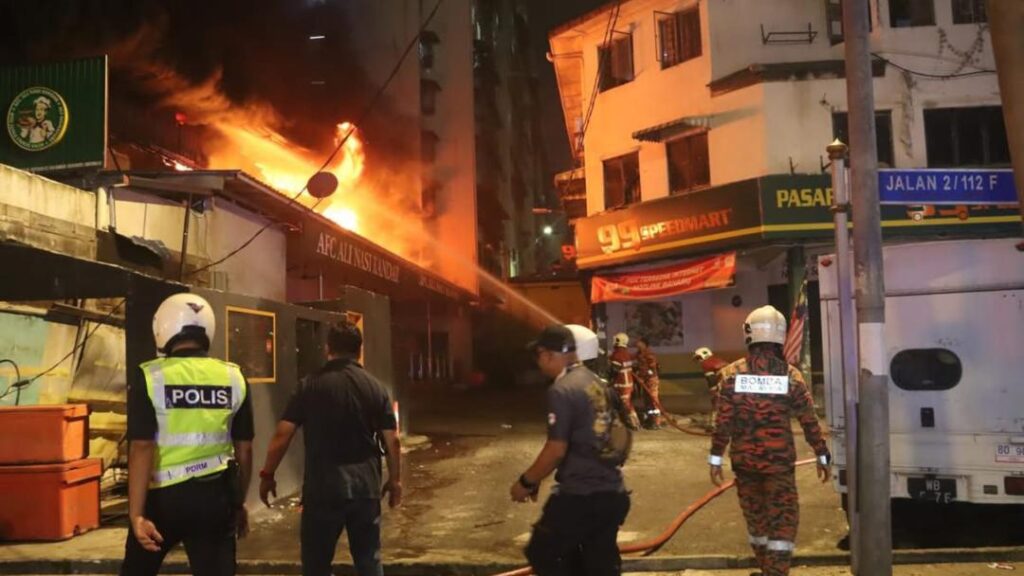 14 rumah dan lot kedai di Pantai Dalam musnah dalam kebakaran