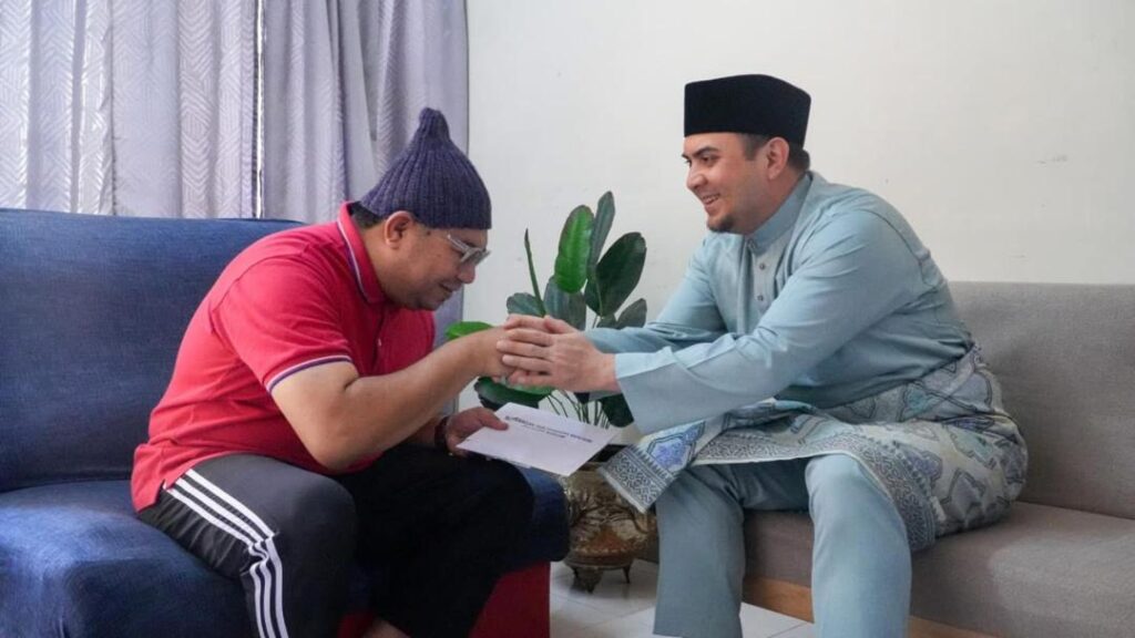 Farhan wakili Anwar hulur sumbangan kepada pemandu PMO
