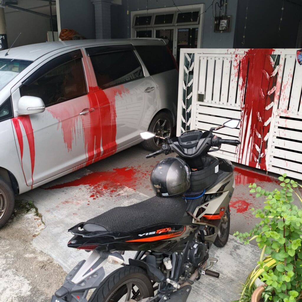 Gara-gara pinjam Along, 10 rumah jiran lain kena simbah cat merah