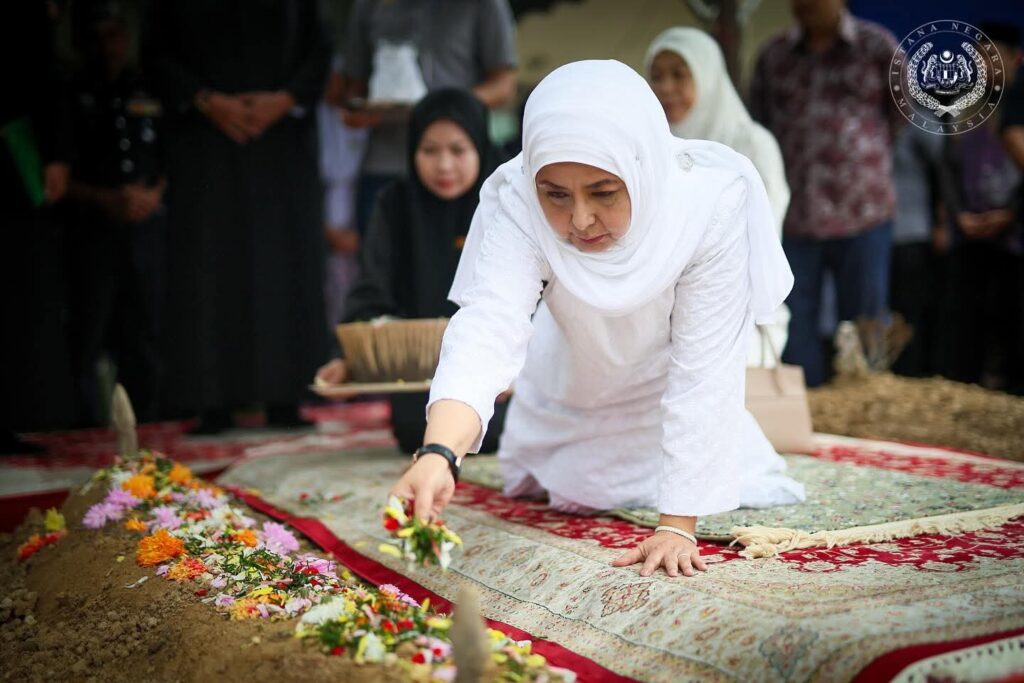 Raja Permaisuri Agong Ziarah Pusara Koperal Muhammad Faizal, Santuni Keluarga