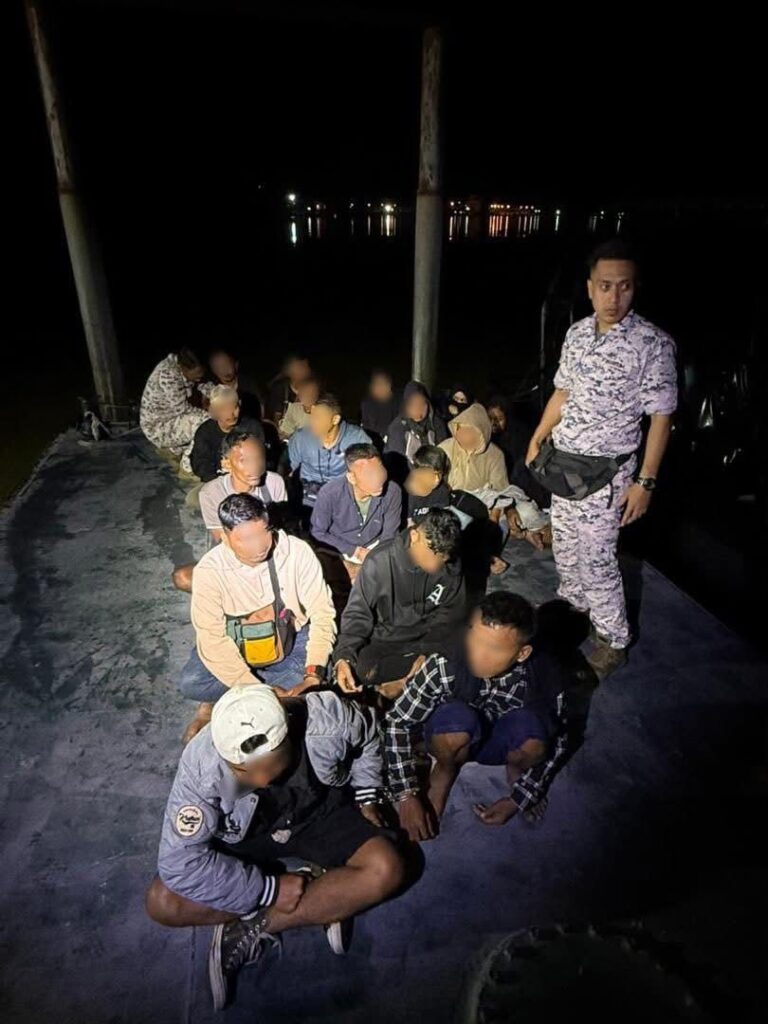 Bot Pancung Bawa 20 PATI Ditahan Di Perairan Melaka