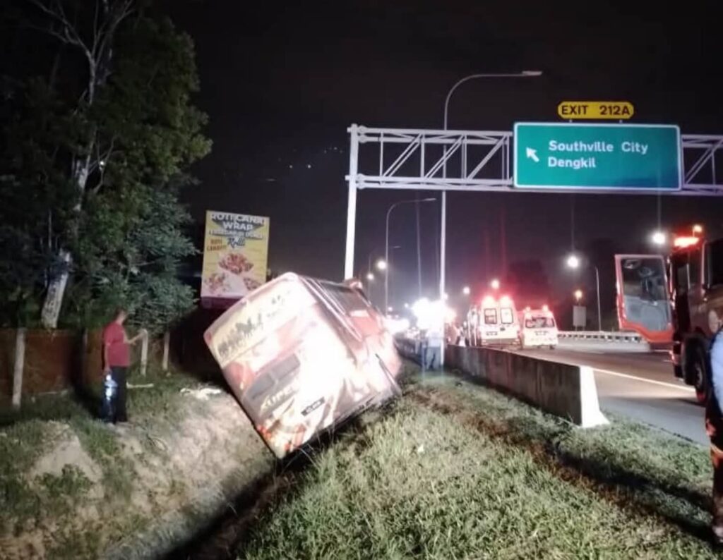 Bas Terbabas Di Lebuhraya PLUS, Seorang Maut Dan 28 Cedera