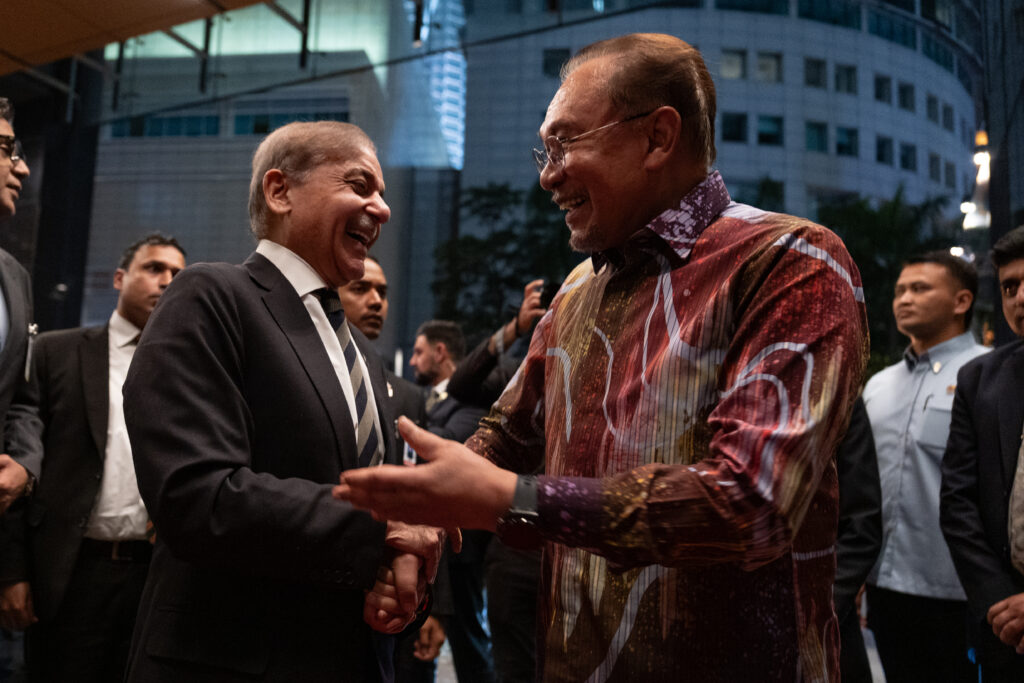 Anwar Sambut Mesra Rakan Sejawat Pakistan Di KL