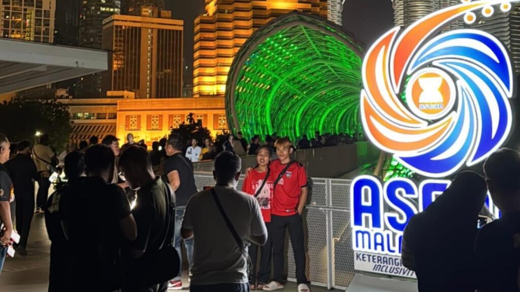 Dulu KLCC, sekarang ‘geng ambil gambar’ kuasai Saloma Bridge pula