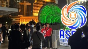 Dulu KLCC, sekarang ‘geng ambil gambar’ kuasai Saloma Bridge pula