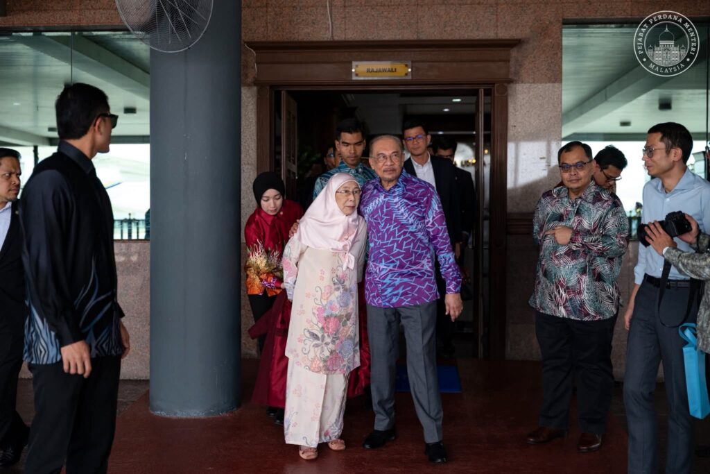 Anwar Batal Lawatan Ke Pahang Akibat Sakit Belakang, Mohon Maaf Kepada Rakyat