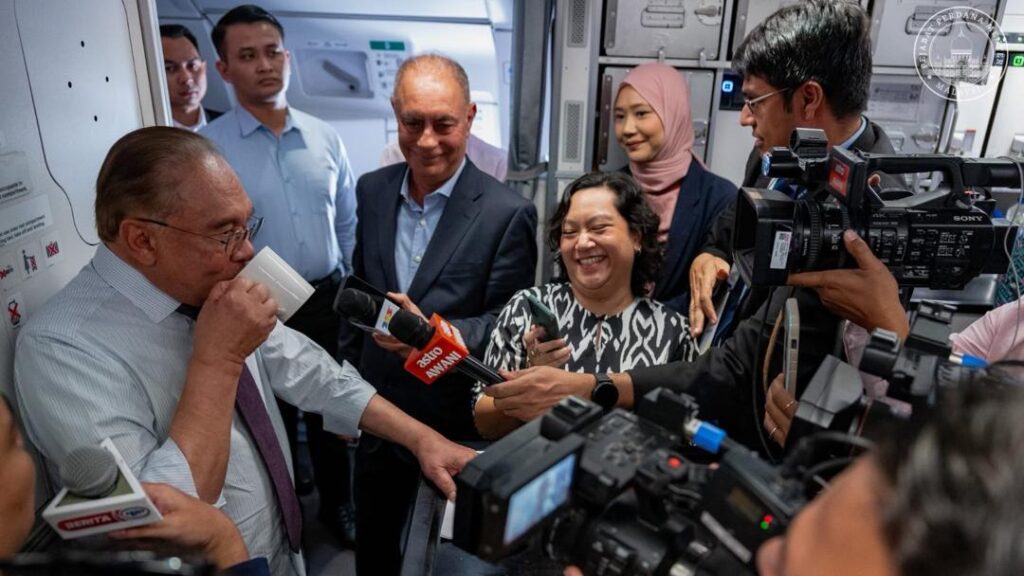 Di ‘Galley’ 40,000 Kaki, Sidang Media Anwar Curi Tumpuan