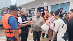 Anwar Hargai Bantuan Thailand, Bantu Rakyat Malaysia Terkandas Akibat Banjir