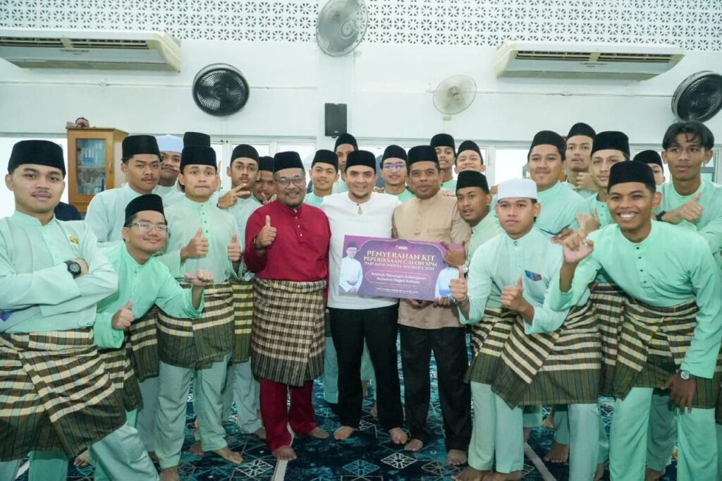 15 Sekolah Di Indera Mahkota Terima Kit SPM 2025