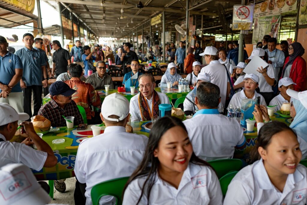 Anwar santuni peniaga dan penduduk Tuaran