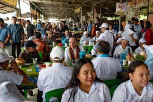Anwar santuni peniaga dan penduduk Tuaran