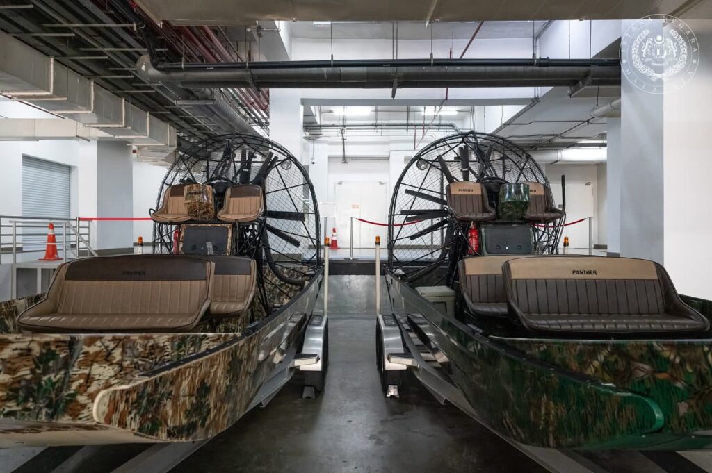 Agong Kurnia Kebenaran Guna ‘Air Boat’ Milik Baginda Untuk Operasi Banjir