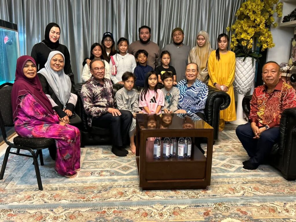 Anwar Ziarah Keluarga Allahyarham Bung Moktar