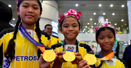 Menang pingat emas di Sydney, tiga pelajar Orang Asli membanggakan – Zahid