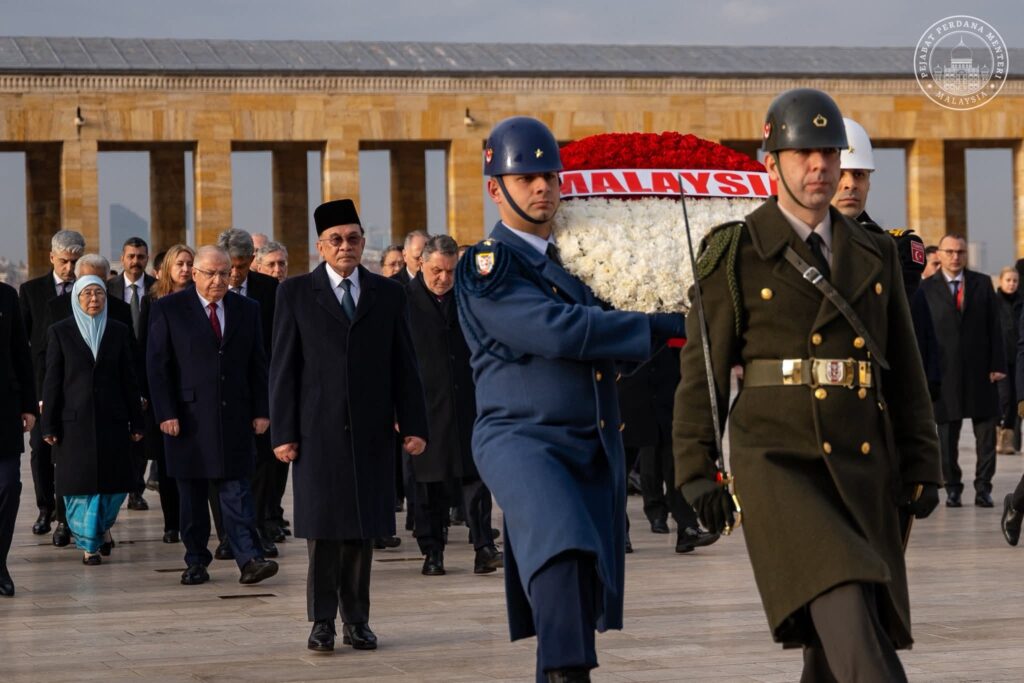Anwar Laksana Istiadat Peletakan Kalungan Bunga Di Anıtkabir