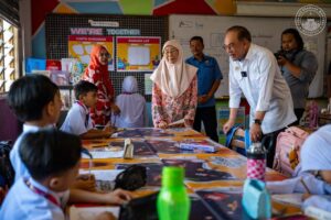 Anwar Pantau Agihan Bantuan Awal Persekolahan Di Sungai Besi