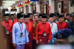 Anwar Ucap Selamat Bersidang Kepada UMNO