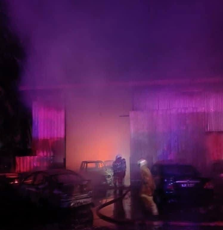 Lima Kenderaan Musnah Dalam Kebakaran Bengkel Di Kuala Kedah