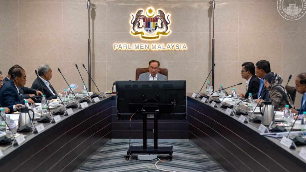 Anwar mahu kementerian, GLIC elak rasa selesa