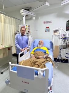 Anwar ziarah bekas Perdana Menteri Afghanistan yang dirawat di Malaysia