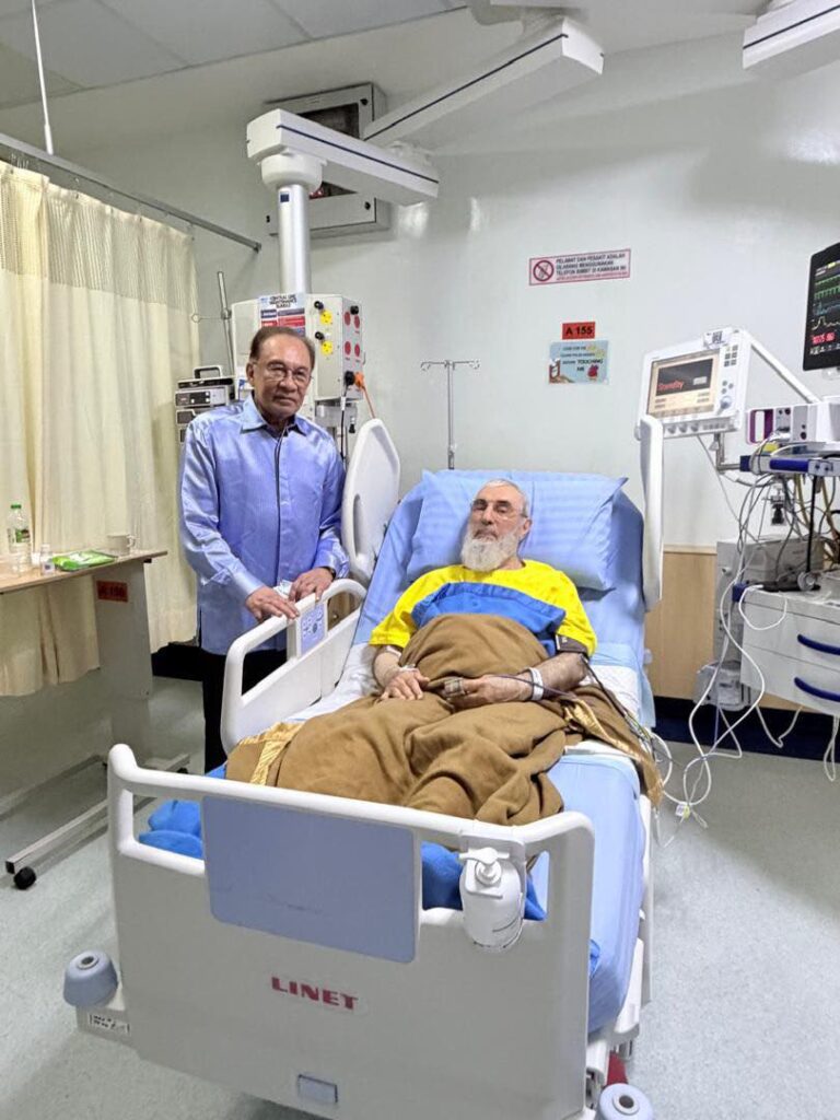 Anwar ziarah bekas Perdana Menteri Afghanistan yang dirawat di Malaysia
