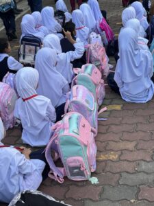 Ragam hari pertama sekolah, rupanya beg awam semua