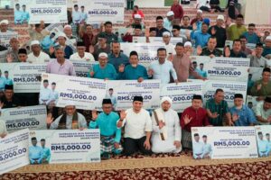 74 Masjid, Surau Indera Mahkota Dan Kuantan Terima Sumbangan Dari PM