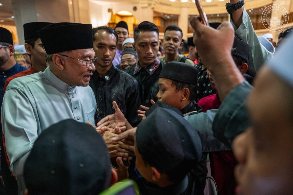 Anwar Seru Anak Muda Dekat Dengan Masjid