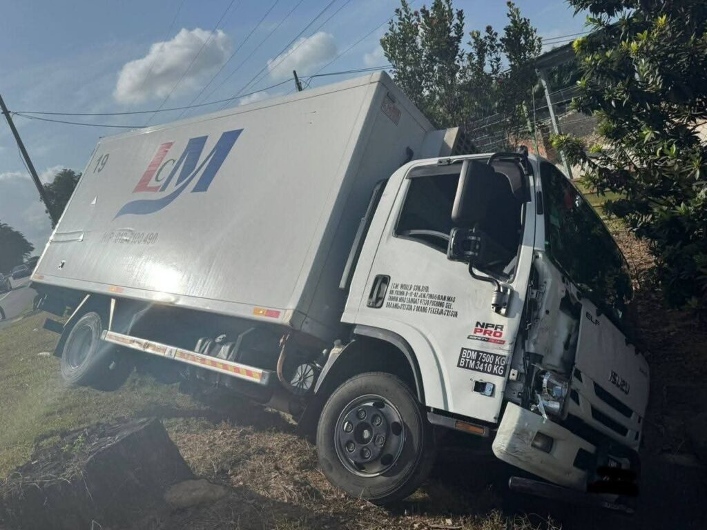 Seorang Maut Dalam Kemalangan Tiga Kenderaan