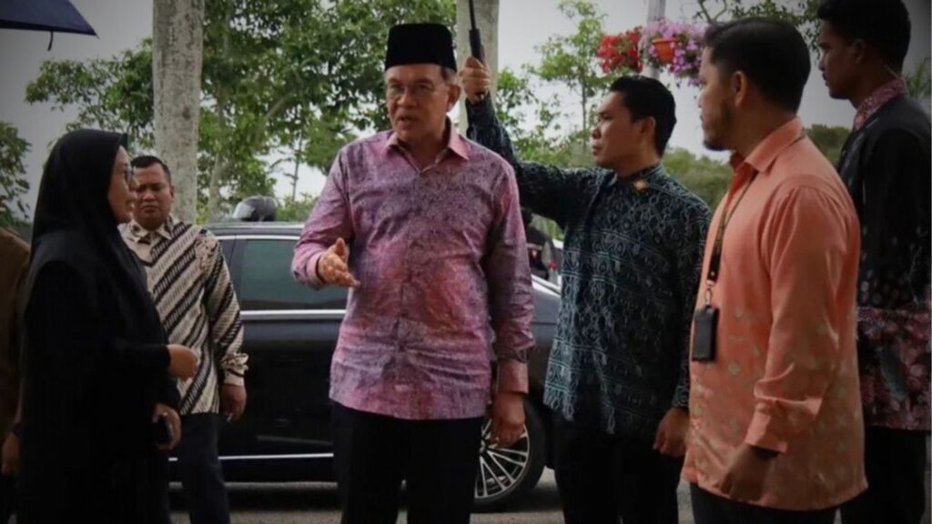 Anwar Hadir Solat Jenazah Tun Abdul Hamid Mohamad