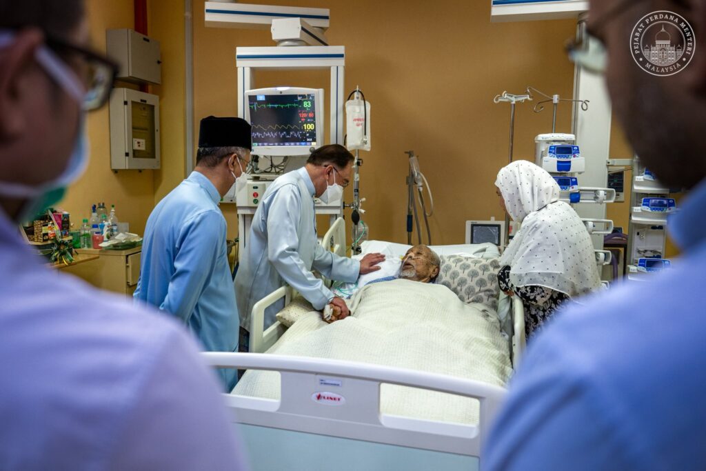 Anwar Ziarah Hashim Jasin di Hospital Pulau Pinang