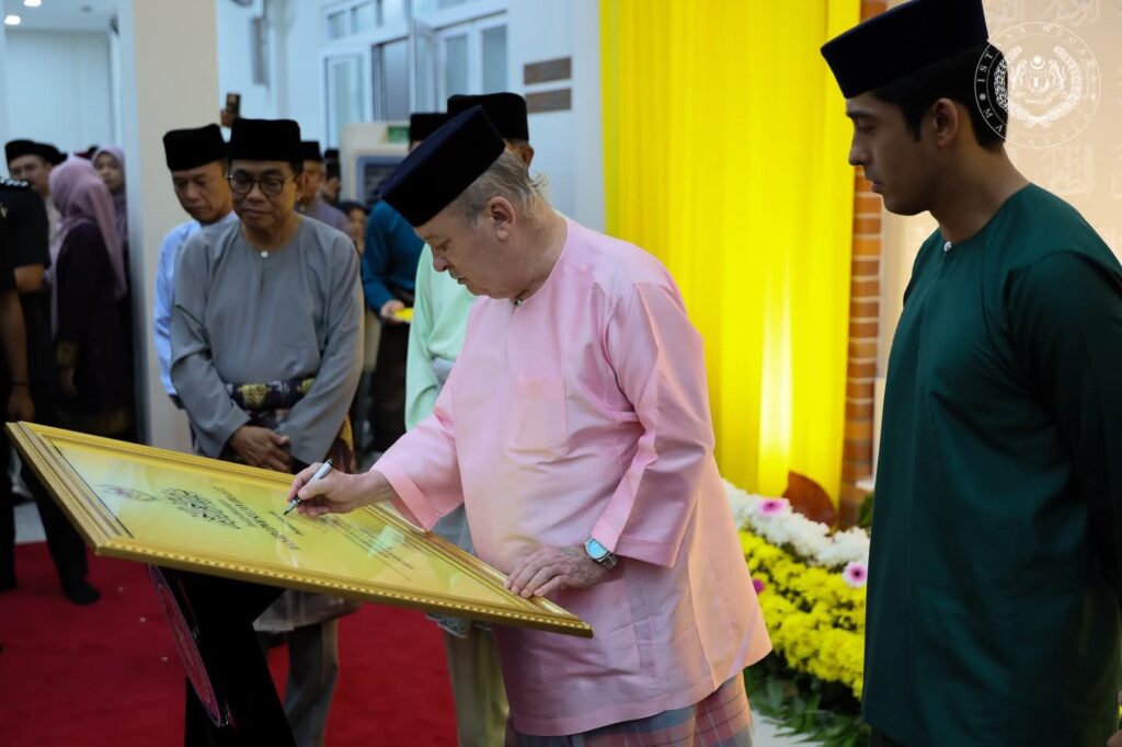 Agong Berangkat Ke Majlis Perasmian Masjid UPNM Sultan Ibrahim