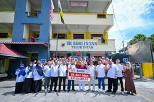 Nga Kor Ming Salur RM250,000 Kepada Lima Sekolah Di Teluk Intan