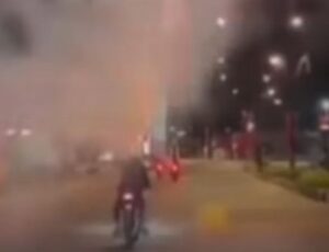 Individu tular bakar mercun sambil tunggang motosikal ditahan Polis