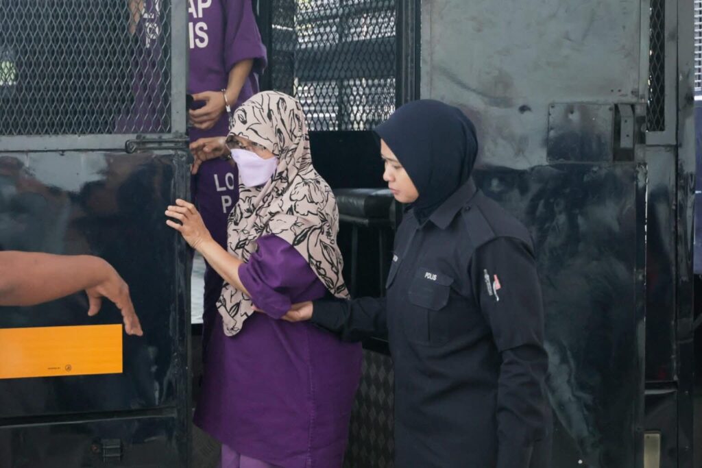 Guru Rempuh Dua Pelajar Direman Dua Hari