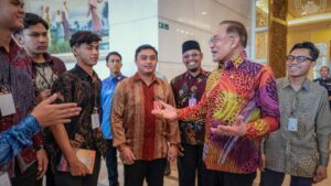 Anwar Raikan Pelajar SPM, Tekan Kepentingan Akhlak Dan Kesedaran Semasa