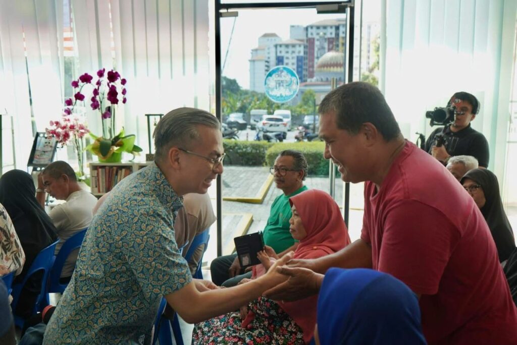 Fahmi Sumbang Bantuan Kepada 30 Bakal Jemaah Haji Lembah Pantai